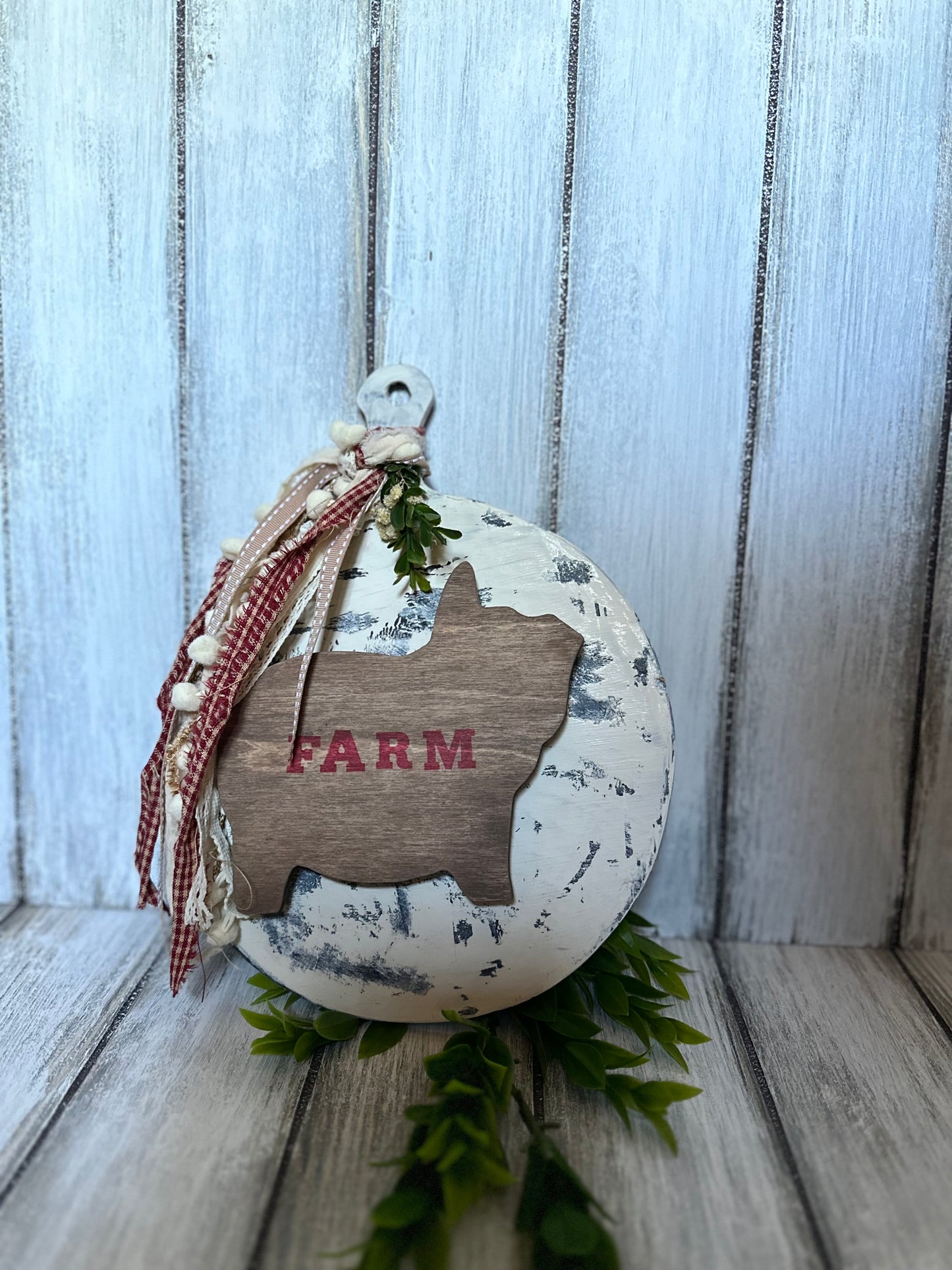 Round thin cutting board w/ pig cutout